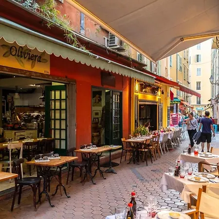 Cozy Close To Train Station