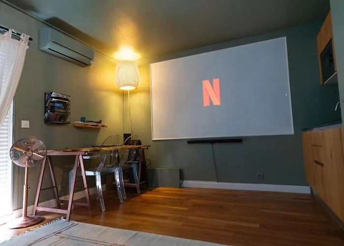 Cozy Close To Train Station * Nice